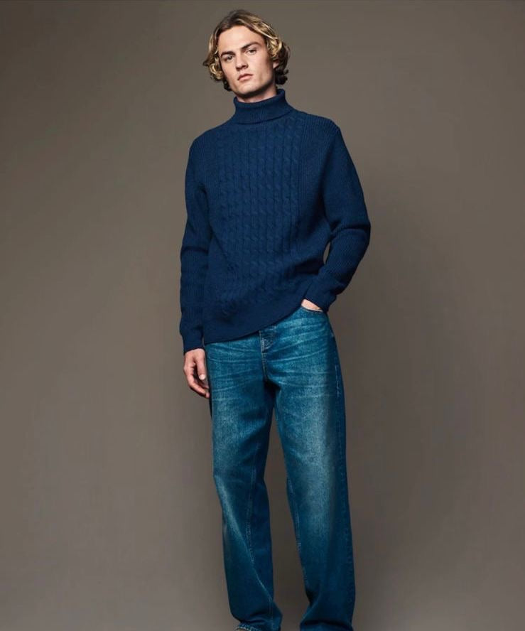 جمبر رجالي بتصميم ناعم ومريح يناسب الأجواء
الباردة والستايل العصري. A soft, confortable textured jumper - perfect for cool weather and casual
style.